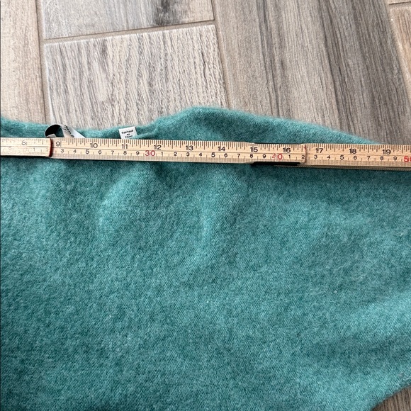 Vince Boiled Cashmere Dolman Sweater in the color Heather Sea Laurel XXS - Picture 4 of 8